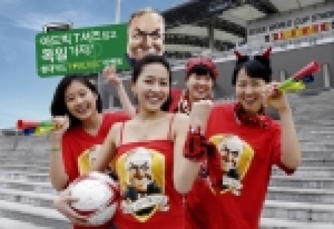 현대카드(www.hyundaicard.com)가 국내 최초로 축구 국가대표팀 딕 아드보카트 감독을 캐리커처로 만들었다고 21일 밝혔다. 이를 기념, 4월 말까지 캐리커처 T셔츠(1