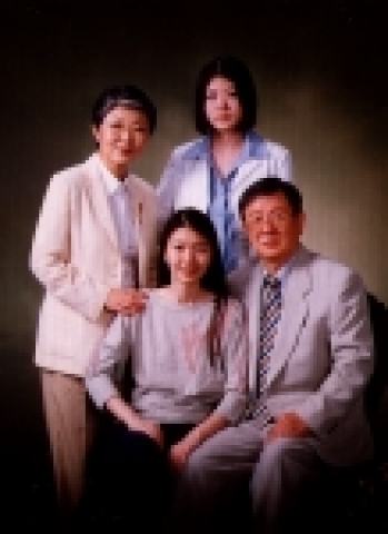 정혜민씨 가족 모습. 왼쪽(정광화 원장)/가운데(정혜민씨)/오른쪽(정규수 박사)/맨 뒤(첫째딸)