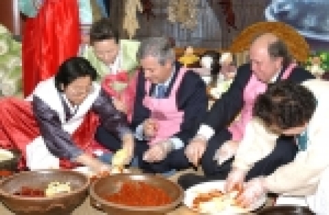 김치 홍보관을 방문한 바이어들이 진행요원들의 설명에 따라 김치를  만들어 보고 있다.