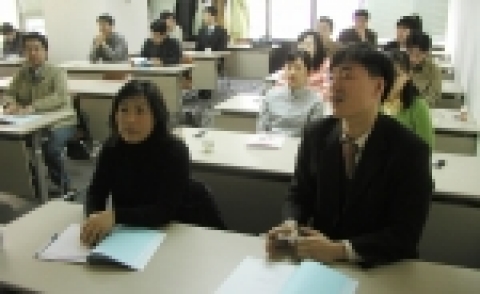 대우정보시스템 직원 30여명이 고객만족도향상을 목표로 고객친절서비스에 대한 토론을 하고 있다.