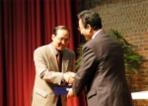 열린우리당 장영달 의원(왼쪽)이 한일장신대학교 NGO정책대학원 객원교수로 위촉돼 정장복 총장으로부터 임명패를 받고 있다.