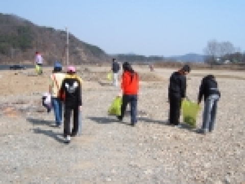 대청댐 하류 일대에서 쓰레기를 수거하는 모습