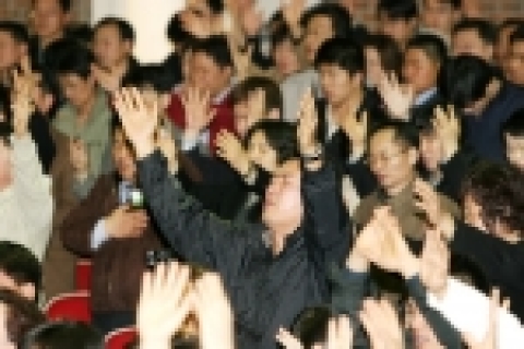 한일장신대는 재학생들의 영적 성장을 돕기 위한 '2006 춘계 신앙사경회'를 연다. 사진은 작년 신앙사경회 장면