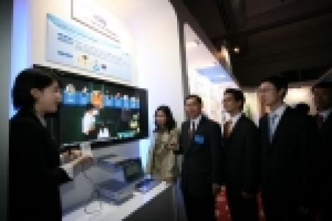 삼성전자는 22일 삼성동 코엑스에서 새로운 HD AV 홈네트워크 솔루션을 시연, 발표하였다. HD AV 솔루션을 시연하고 있는 삼성전자 디지털솔루션센터 권희민 부사장(왼쪽에서 세번