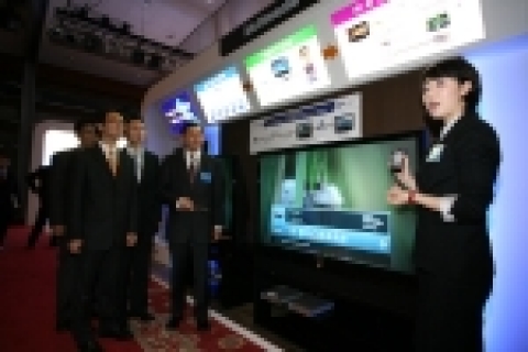 삼성전자는 22일 삼성동 코엑스에서 새로운 HD AV 홈네트워크 솔루션을 시연, 발표하였다. HD AV 솔루션을 시연하고 있는 삼성전자 디지털솔루션센터 권희민 부사장(왼쪽에서 세번