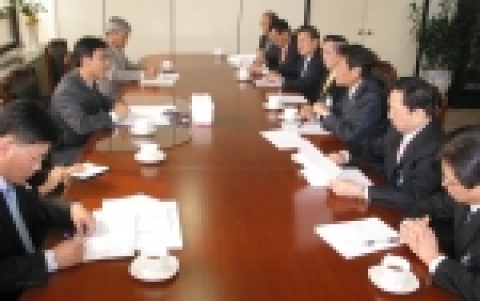 유태전 대한병원협회장은 22일 오후 정부과천청사 집무실로 유시민 보건복지부 장관을 면담하였다.