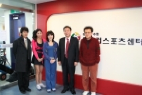 SBS 드라마 “연애시대” 출연진이 수원월드컵스포츠센터 헬스장에서 촬영에 앞서 기념촬영을 하고 있다.(왼쪽부터 감우성, 오윤아, 손예진, 박종희 재단 사무총장, 한지승 감독)
