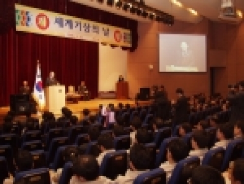 이만기 기상청장이 단상에서 기념사를 하고 있다.