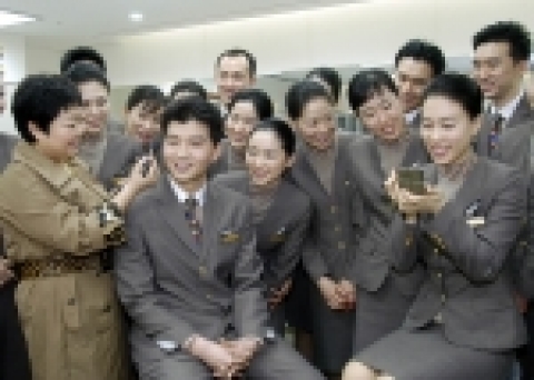 아시아나항공은 23일(목) 강서구 오쇠동 아시아나항공 본사에서 메이크업 아티스트 이경민 원장과 컨설팅 제휴를 맺고, 승무원들의 화장을 보다 자연스러운 투명 메이크업으로 바꾸고 남자