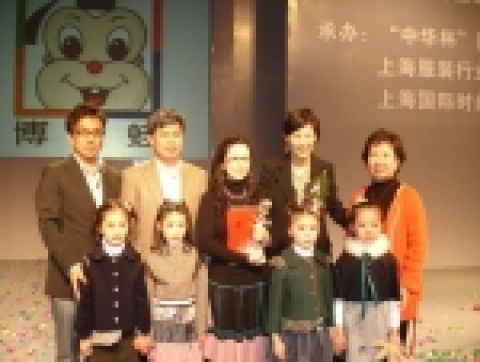 수상후 포즈를 취한 김민지씨(가운데).
왼쪽부터 홍인수 교수 (에스모드서울), 김상수 (아버지) 장혜림 교수(에스모드서울 교장), 김은희 (어머니), 앞줄은 작품 발표에 출연한 