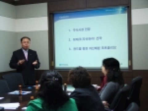 경남은행 토월지점에서 우수고객을 위한 테마강좌를 실시하고 있다.
