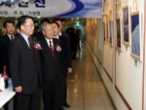 제23회 '기상사진전이 23일부터 29일까지 서울지하철 혜화역 전시장에서 열리고 있다. 이만기 기상청장(왼쪽 두번째)과 봉종헌 전 기상청장(왼쪽 세번째) 등이 전시된 기상