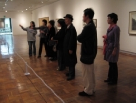 덕수궁미술관에서는 관람객들이 전시를 보다 적극적으로 향유할 수 있도록 미술작품 설명서비스를 실시한다.