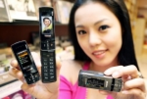 삼성전자는 MP3 플레이어 디자인의 초소형 사이즈에 음질을 업그레이드 시킨「목걸이형 MP3폰(SPH-S4300)」을 이번 주 출시한다고 밝혔다.
