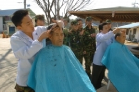 24일 육군 7군단 장병들이 집중정신교육기간에 정신교육의 일환으로 이천시 장호원읍 선읍리 노인회관을 찾아 마을 주민들에게 내과 진료와 함께 스포츠마사지, 이발, 등의 봉사활동을 펼치고 있다.