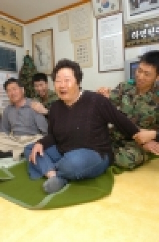 24일 육군 7군단 장병들이 집중정신교육기간에 정신교육의 일환으로 이천시 장호원읍 선읍리 노인회관을 찾아 마을 주민들에게 내과 진료와 함께 스포츠마사지, 이발, 등의 봉사활동을 펼치고 있다.
