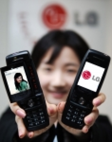 LG전자가 통화나 메시지 확인은 업(Up) 슬라이드로, 음악 및 동영상은 사이드(Side) 슬라이드를 이용 하는 독특한 디자인의 『듀오(Duo) 슬라이드폰(모델명: LG-SD910