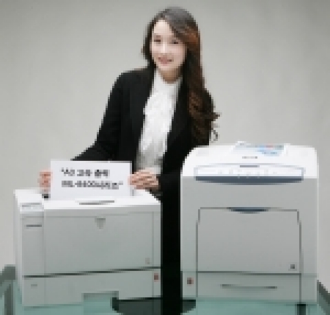 삼성전자가 기업용 컬러 레이저프린터 1종과 모노 레이저프린터 2종을 출시했다.

컬러 레이저프린터 CLP-705ND(사진 오른쪽)은 컬러와 흑백 모두 분당 25매의 고속 출력이