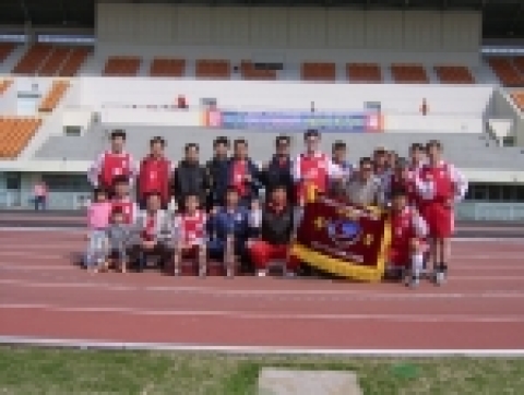 마산시청 축구동호회(회장 정규섭 도시주택국장)는 제2회 무학 화이트 소주 축구대회에서 영광의 우승컵을 안았다.