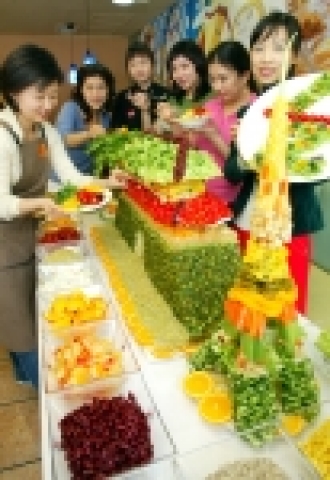 한국 피자헛(www.pizzahut.co.kr 대표 조인수)은 3월 24일부터 4월 27일까지 한달간 20여가지의 신선한 제철 과일 및 채소 메뉴로 구성된 ‘샐러드 바’ 를 1/2