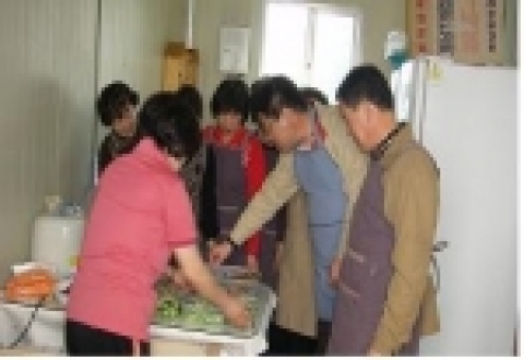 창원시 용지동아동위원회가 생활이 어려운 6세대에 밑반찬을 마련한다.