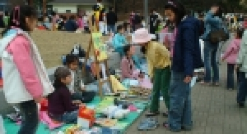 벼룩시장에 참가한 어린이들