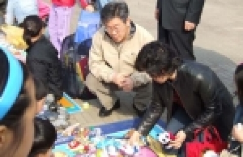 물건을 고르는 자원봉사단장