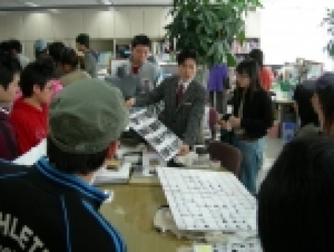 세미나에 참석한 경북대 섬유,의류관련 전공학생들이 2006년 여름시즌 까르뜨 상품에 대한 설명을 듣고 있다.