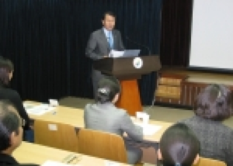유태전 대한병원협회장은 27일 저녁 국립암센터 고위정책과정 특강에서‘우리나라 병원산업 현황과 경쟁력 강화방안’에 관한 발표를 통해“노동집약적인 병원산업의 진흥은 일자리 창출로 고용