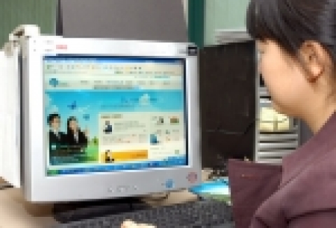 사진은 개인 금융회신을 지원하는 호퍼 사이트를 영진전문대학ECRC 관계자가 시험 운영하는 모습
