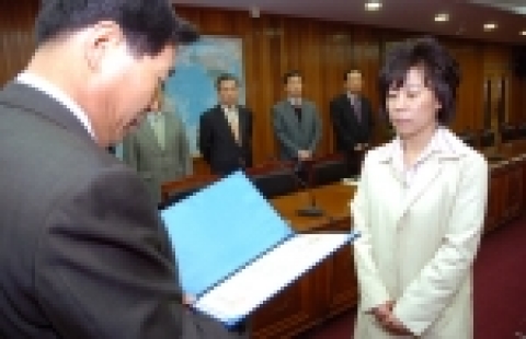 충남대는 3월 28일(화) 오전 10시 대학본부 3층 회의실에서 양현수 총장을 비롯하여 대학관계자들이 참석한 가운데 민주화 시위로 제적된 뒤 학문에 대한 열정을 태우며 20년만에 