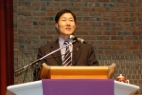 송경태 전북시각장애인도서관장이 3월 28일 모교인 한일장신대를 방문해 후배들에게 “실력과 자신감을 갖춰 도전하라”고 당부했다.