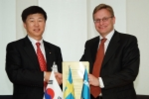 28일 스웨덴 에릭슨 본사에서 유무선통합(FMC : Fixed Mobile Convergence) 기술에 대한 상호 협력을 위한 양해각서(MOU) 체결 후 악수하는 KT 서광주 네