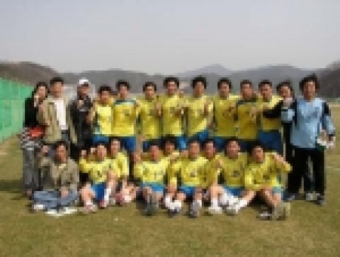 국립 경상대학교 축구동아리 일레븐 팀이 파이팅하고 있다