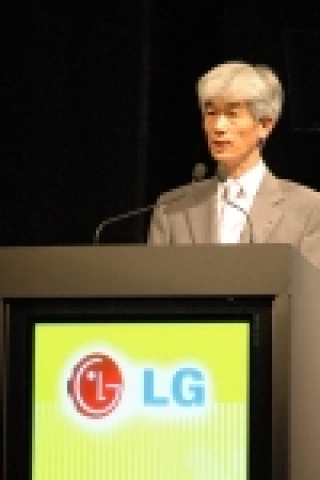 LG전자 브라질법인장인 조중봉 부사장이 상파울로 하이얏트 호텔 컨벤션 센터에서 열린 06년 신제품 발표회에서 올해 제품 전략을 발표하고 있다.