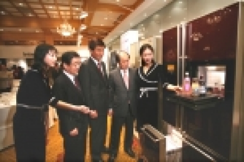 삼성전자는 29일 서울 신라호텔에서 '지펠(Zipel) 냉장고 사업현황과 비전 발표회' 를 갖고 오는 2007년 프리미엄 냉장고 시장 세계 1위에 오르겠다고 선언