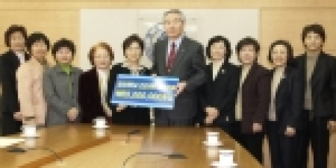 경상대학교 간호대학 교수 11명이 간호대학 승격을 계기로 간호전문인력 양성과 교수 연구역량을 강화하기 위해 발전기금 6500만원을 모아 29일 오후 대학본부 3층 상황실에서 조무제