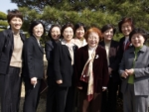 사진 왼쪽부터, 최소영 은영 구미옥 김은심 권인수 배행자 정면숙 오현숙 강영실 교수