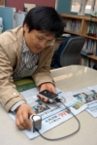 ‘보이스아이 메이트’를 활용해 에이블뉴스 신문기사를 읽고 있는 모습을 담은 사진