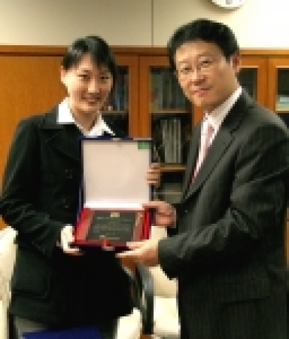 3월 29일 싸이월드가 상생경영의 일환으로 베스트 파트너 선정 인증식을 갖었다. 좌) (주)씨메이커의허정선사장 (우)싸이월드 사업본부장 이승훈 상무