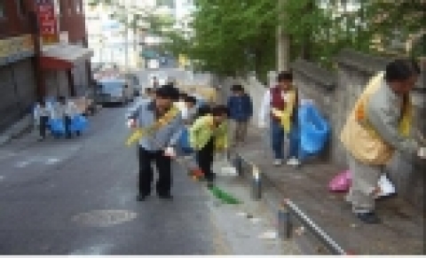 성남시는 시민과 함께 하는‘2006. 새봄맞이 일제 대청소’를 실시하였다.