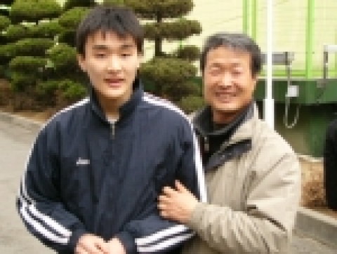 SK텔레콤 ‘모바일 미아찾기’를 통해 실종 후 일주일 만에 부모를 찾은 정무양 군과 정군의 아버지가 반갑게 얘기를 나누고 있다. 아버지를 만나게 된 정무양군