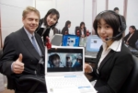 인터넷전화 (VoIP)서비스로 최대 15명까지 동시 접속할 수 있는 시대가 열린다. 

인텔 듀얼 코어 프로세서 기반 노트북 PC에서 네이버폰을 사용하면 15명 이상의 사용자가