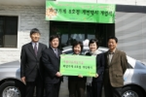 왼쪽부터 나눔의 가게 문인근씨, ㈜태평양 박상철 기업문화담당 상무, 희망가게 8호점 창업주, 아름다운재단 윤정숙 상임이사, 김형권 기부자