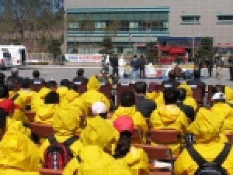 3월 30일 영광원전에서 실시된 방사능방재합동훈련 도중 방사능오염환자를 가정하여 제염하고 있다.