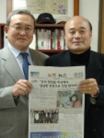 CBS 이정식사장과 임승쾌 크리스천타임즈 사장이 처음으로 제작된 ‘미주 노컷뉴스’를 함께 들고 발간을 축하하고 있다.