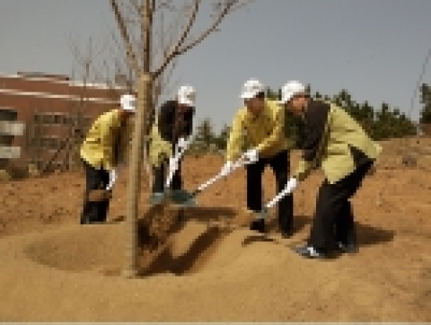 대구은행은 식목일을 맞아 31일 계명대학교 성서 캠퍼스 소재 성서 왕산 일원 약 40,000㎡에 소나무 재선충 피해를 입은 산림을 복구하고 산책로와 휴식시설을 설치하는 “희망의 숲