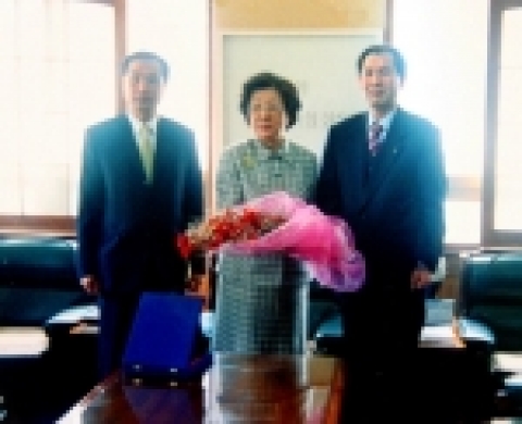 총장실에서 감사패와 꽃다발을 전달한 뒤 기념촬영 장면,  좌측(동서대학교 김대식학생처장)중앙(동서대학교 박동순총장)우측(한국금연연구소 최창목소장)