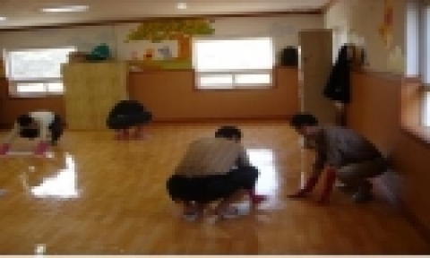 경북도 농업기반과 직원들이 봉사활동하는 모습