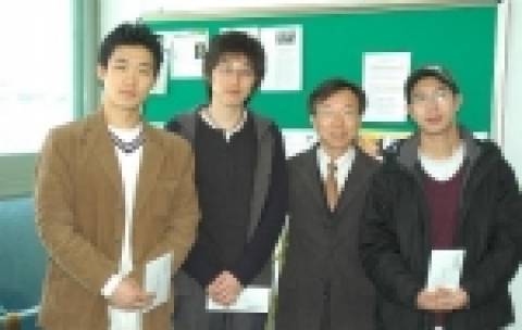 전차수 경상대학교 창업보육센터장(오른쪽에서 두 번째)이 3월 31일부터 중국 베이징에서 열리는 2006년 아시아 대학생 창업교류전에 참가하는 학생들을 격려하고 있다.